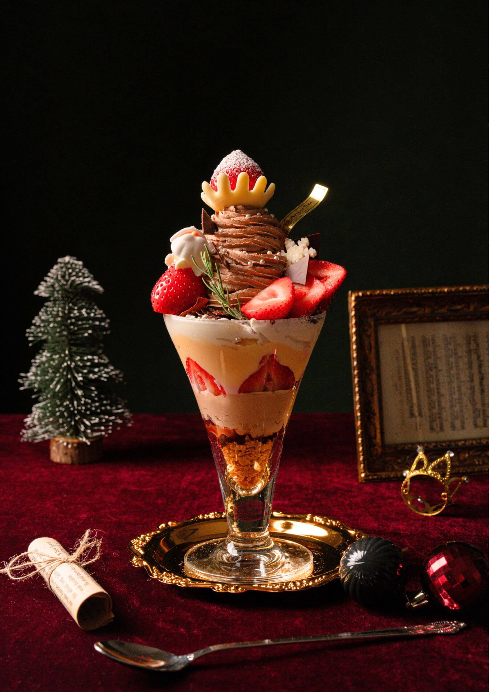 新商品】あまおう・ノエル・パフェ −聖夜を彩る贅沢クリスマス仕立て 
